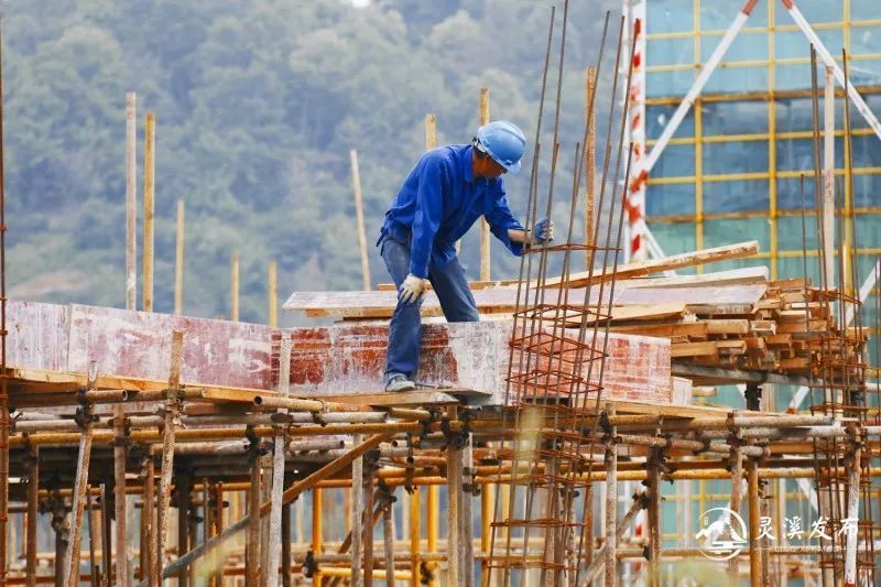 高溫下的堅守丨聚焦烈日中的建筑工人